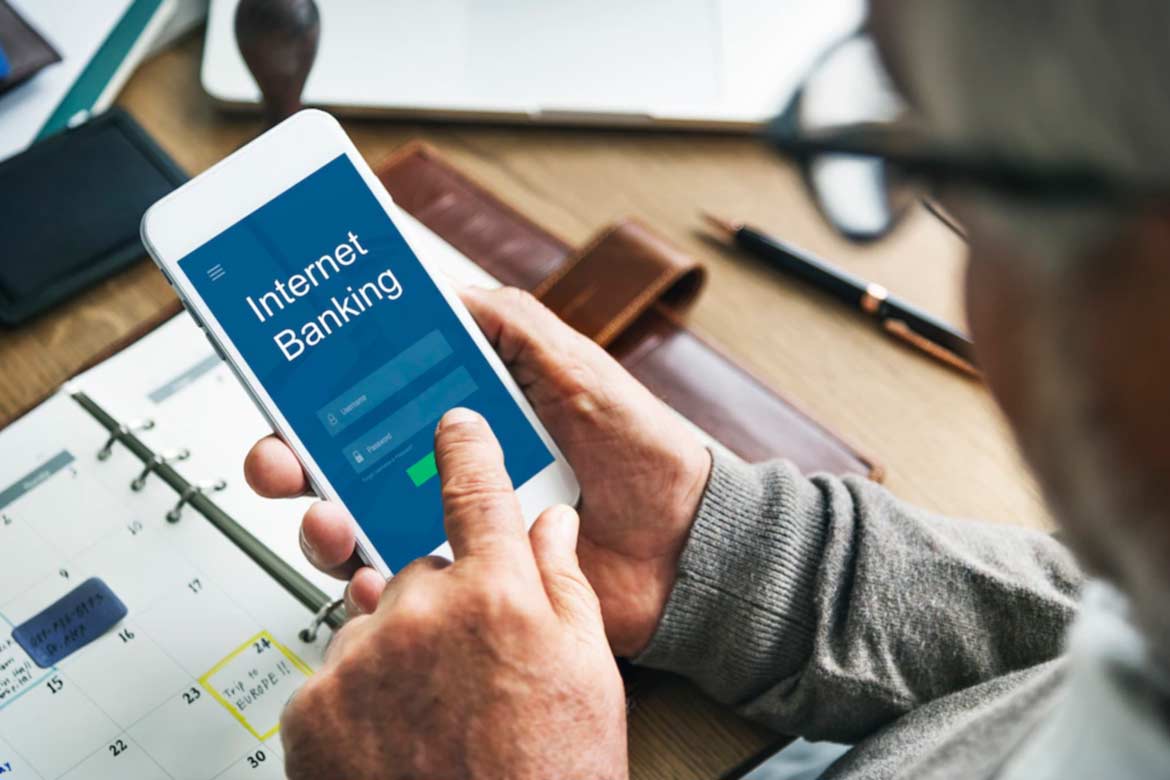 What’s the Difference Between Mobile and Internet Banking?