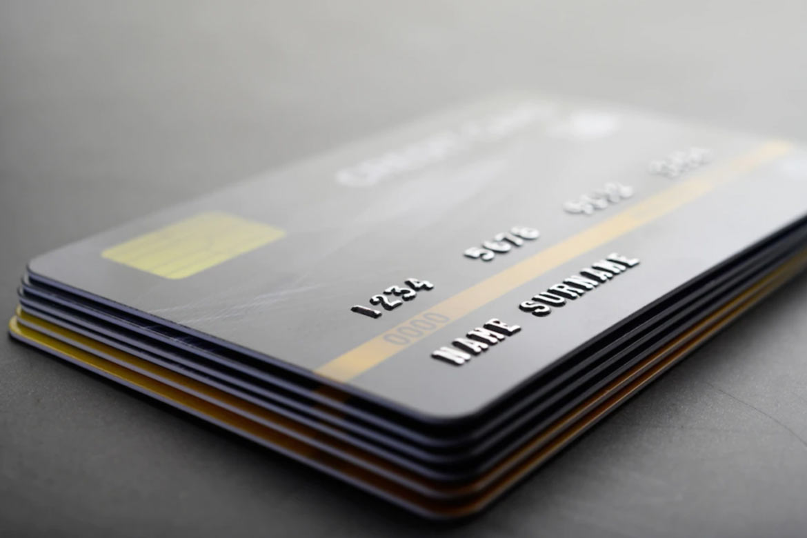 Which banks allow credit cards to be customized?